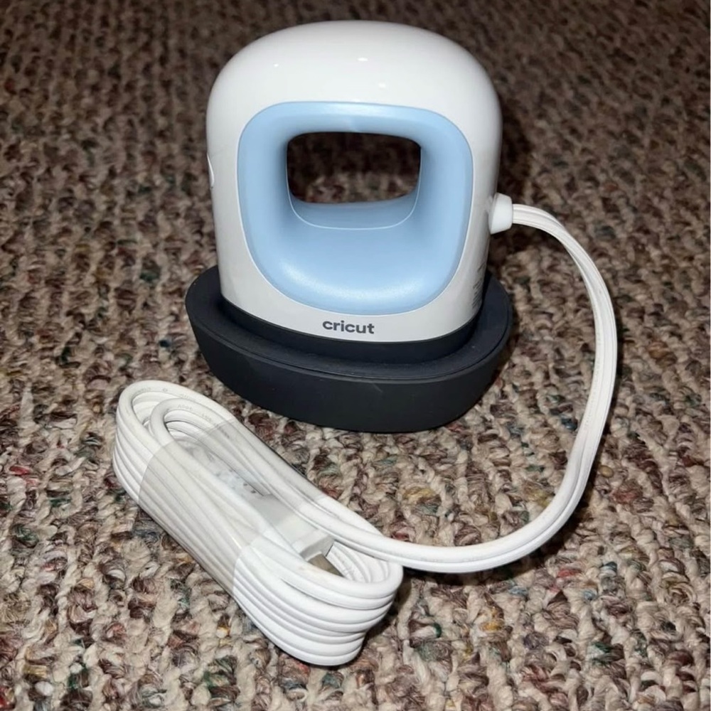 BRAND NEW!! Cricut mini Heat Press in White and Light Blue